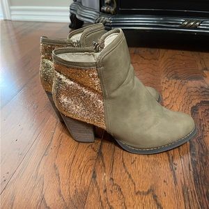 Size 10 Taupe and Gold Glitter Women’s Ankle Boots